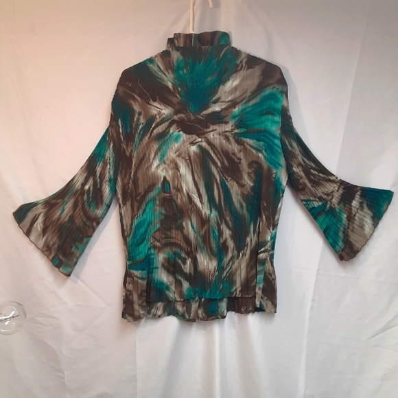 Signature by Larry Levine Woman Grey Pleated Crepe Tulip Sleeve Blouse  Size 2X. - Picture 4 of 11